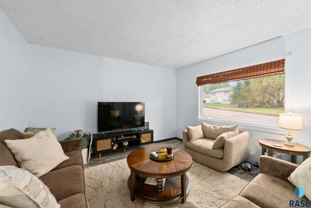 1325 S Annway Dr Drive, Sioux Falls, SD 57103