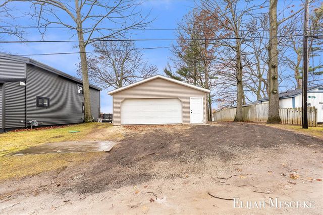 10463 Poplar Drive, Rockford, MI 49341