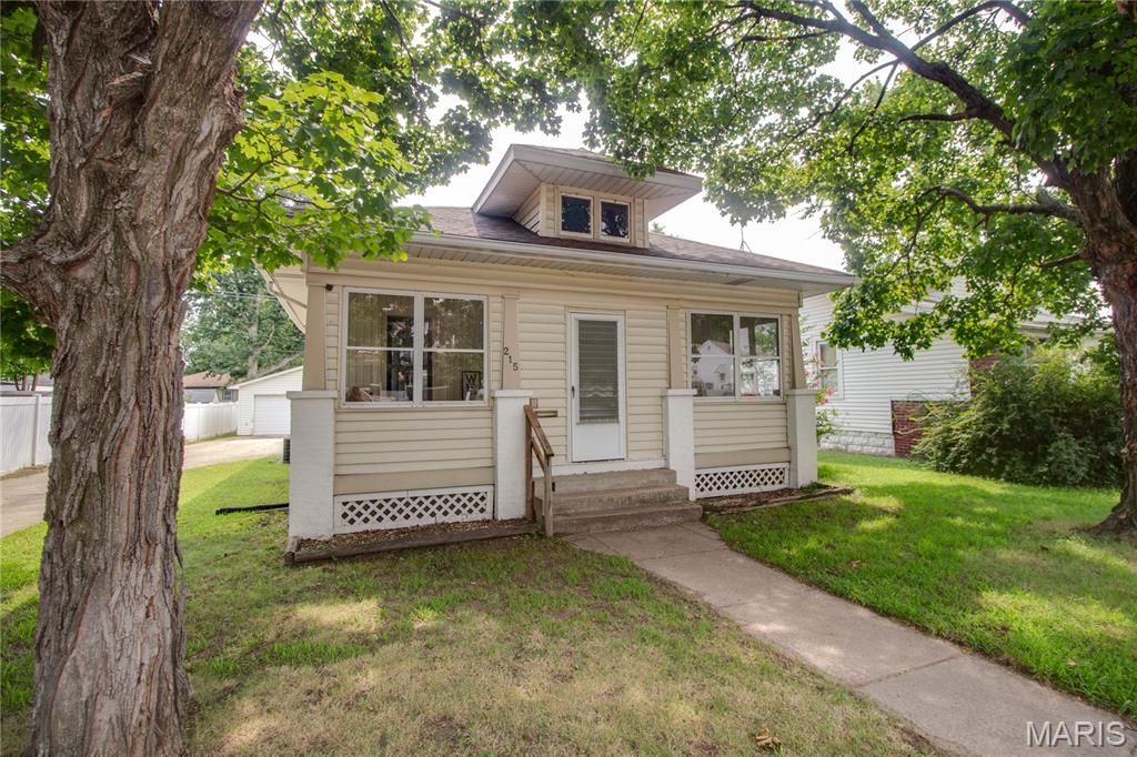 Image 1 of property listing at 215 10th Street, Wood River, IL 62095