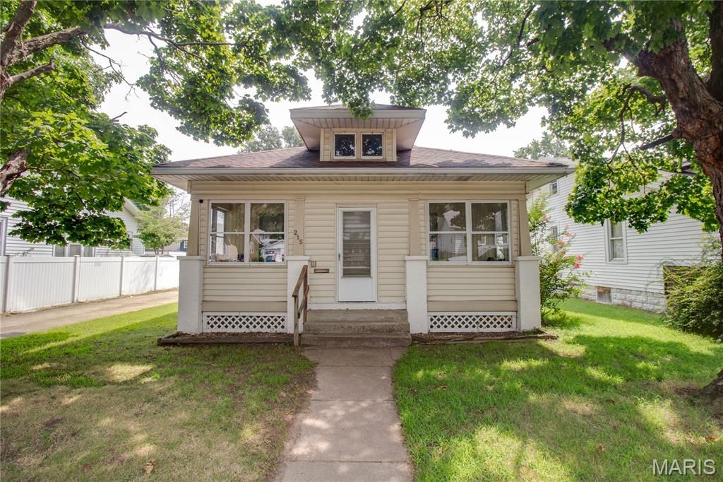 Image 2 of property listing at 215 10th Street, Wood River, IL 62095