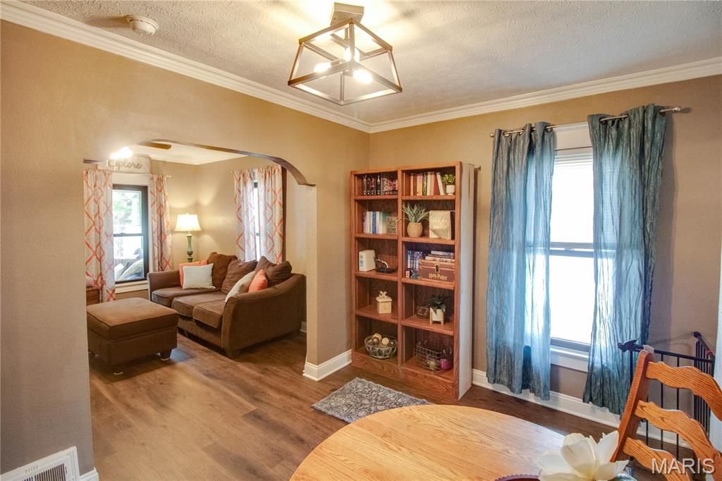 Image 13 of property listing at 215 10th Street, Wood River, IL 62095
