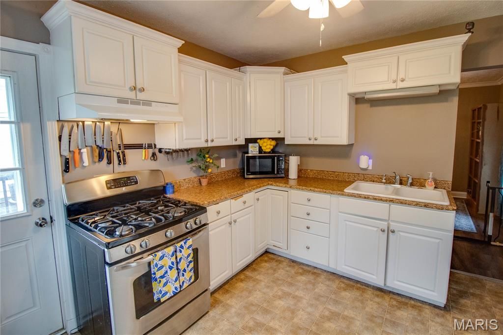 Image 14 of property listing at 215 10th Street, Wood River, IL 62095