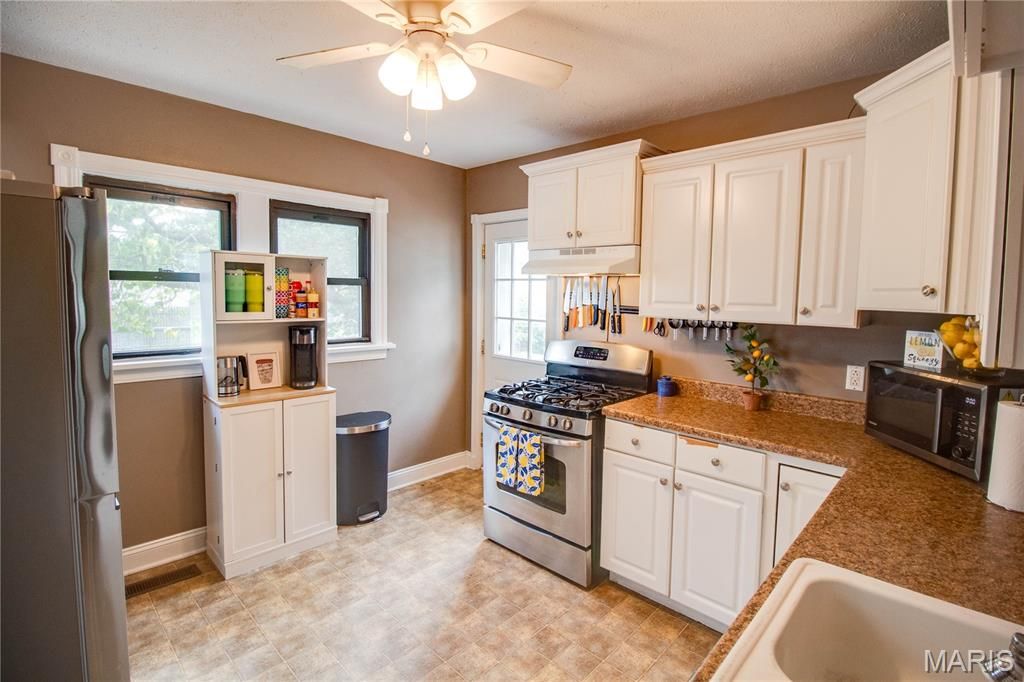 Image 15 of property listing at 215 10th Street, Wood River, IL 62095