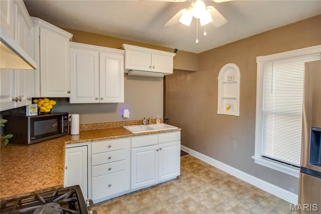 Image 16 of property listing at 215 10th Street, Wood River, IL 62095