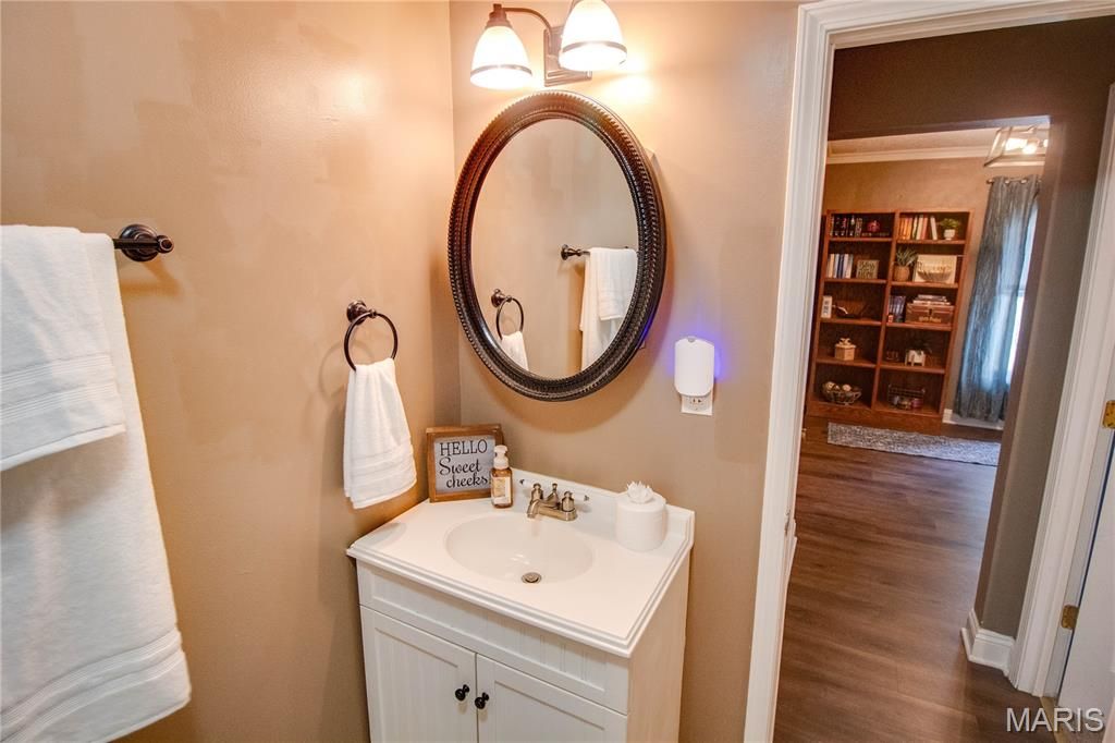 Image 18 of property listing at 215 10th Street, Wood River, IL 62095