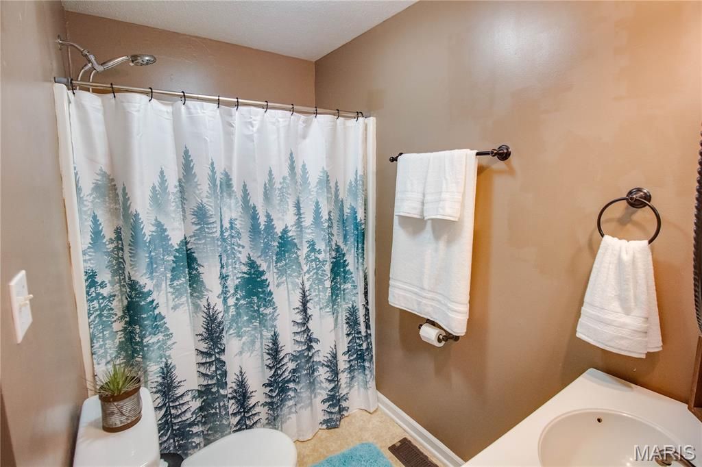 Image 19 of property listing at 215 10th Street, Wood River, IL 62095