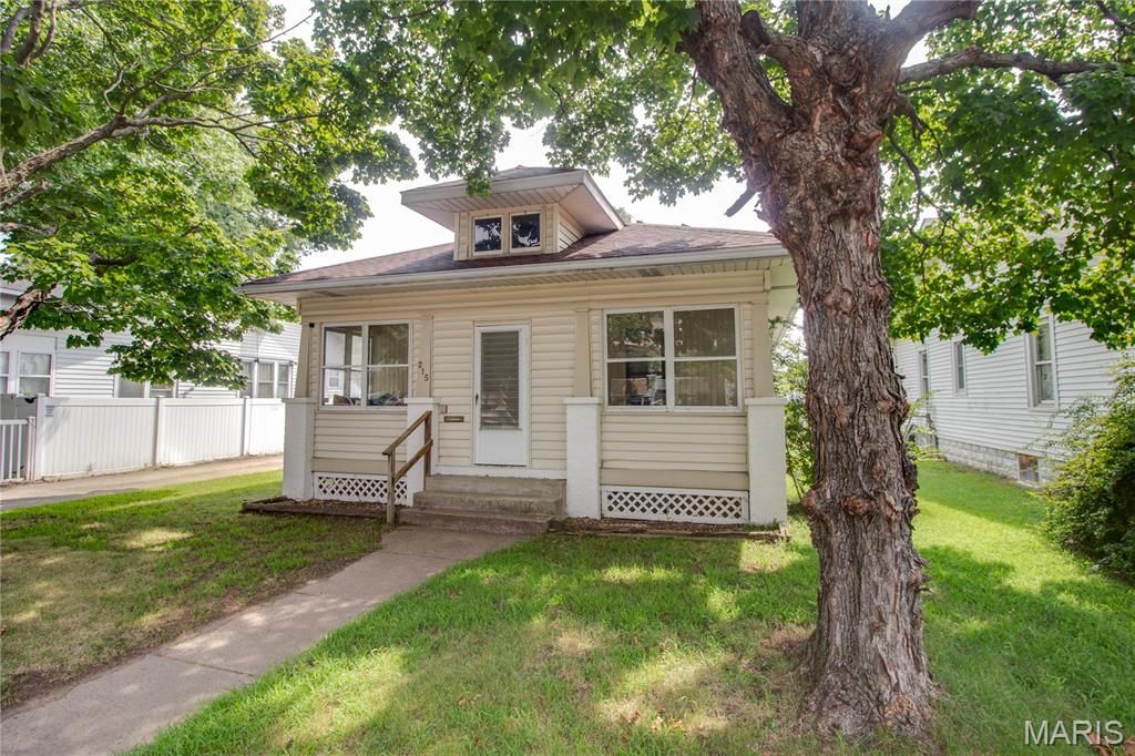 Image 3 of property listing at 215 10th Street, Wood River, IL 62095