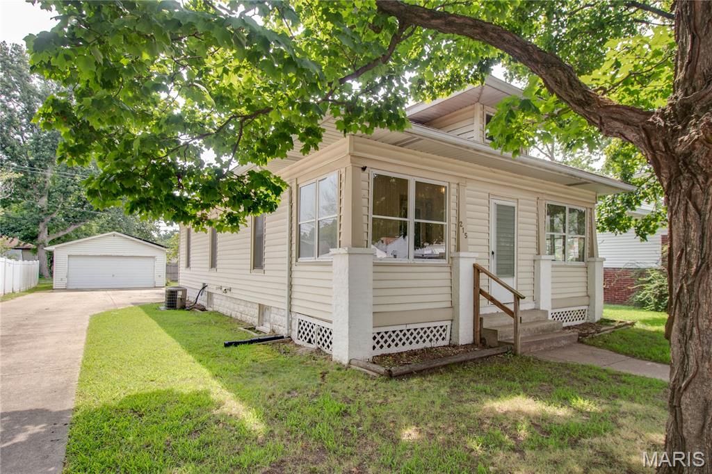 Image 24 of property listing at 215 10th Street, Wood River, IL 62095