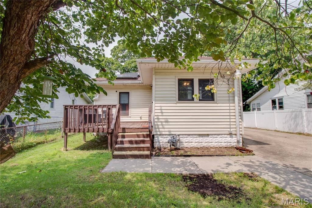 Image 25 of property listing at 215 10th Street, Wood River, IL 62095