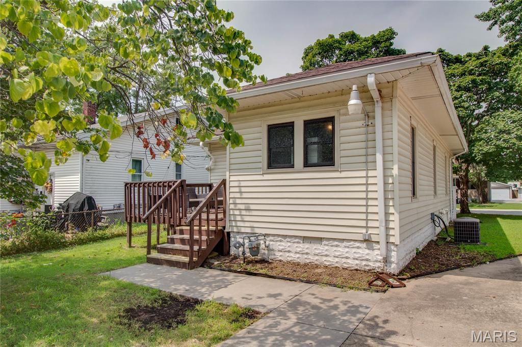 Image 26 of property listing at 215 10th Street, Wood River, IL 62095