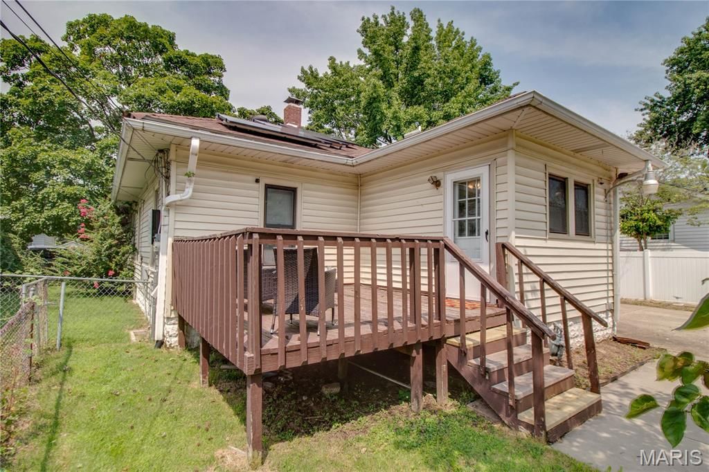 Image 27 of property listing at 215 10th Street, Wood River, IL 62095