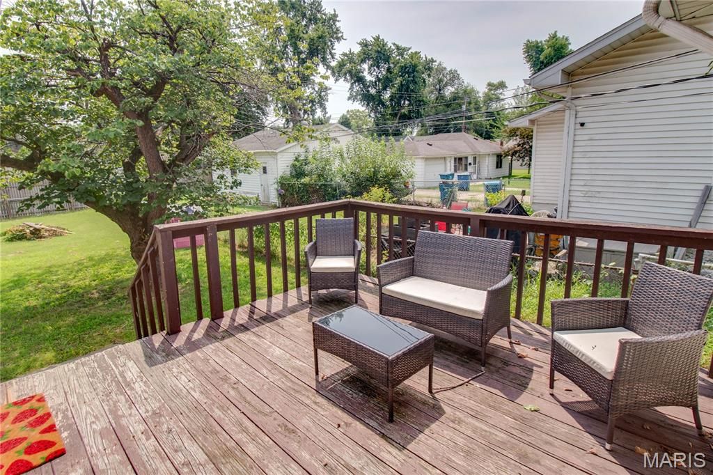 Image 28 of property listing at 215 10th Street, Wood River, IL 62095