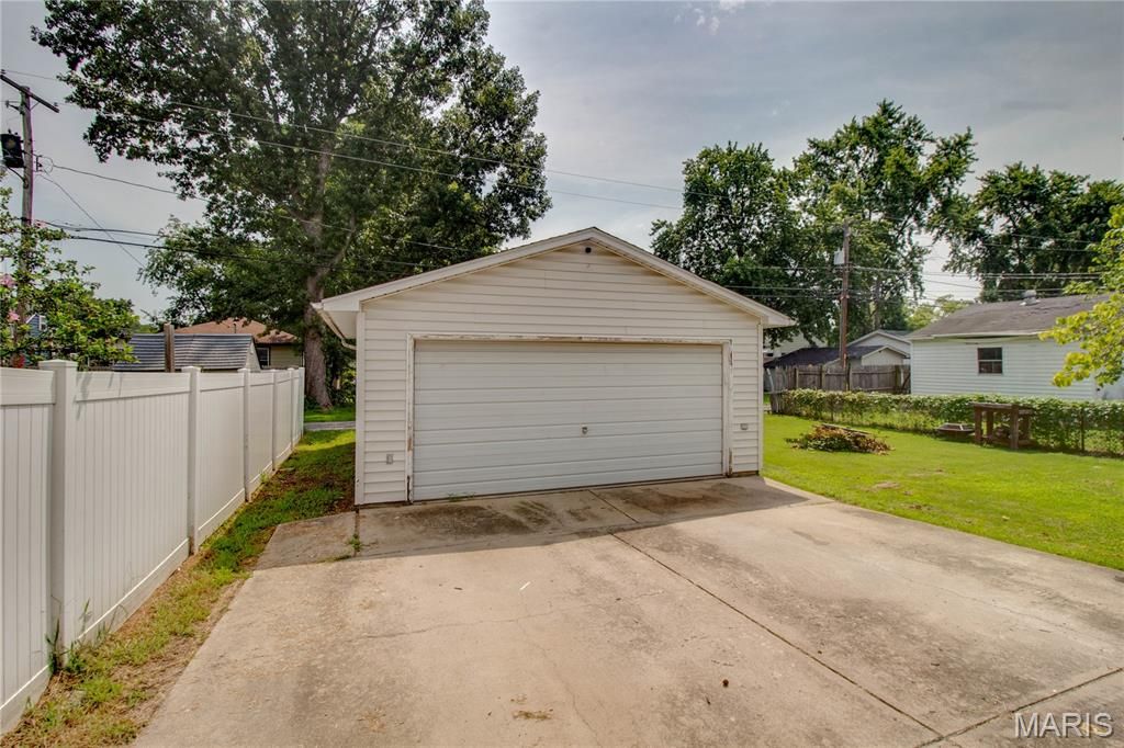 Image 30 of property listing at 215 10th Street, Wood River, IL 62095