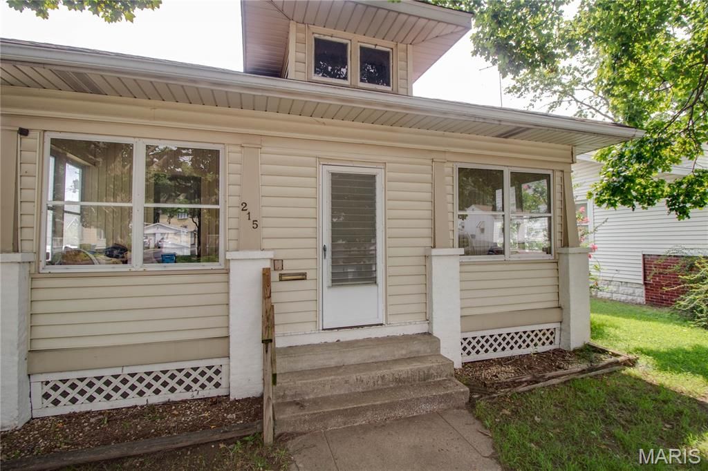 Image 4 of property listing at 215 10th Street, Wood River, IL 62095