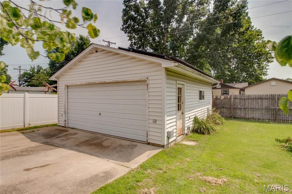 Image 31 of property listing at 215 10th Street, Wood River, IL 62095