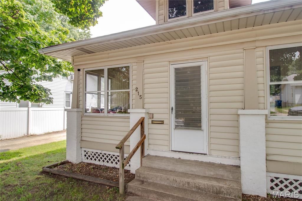 Image 5 of property listing at 215 10th Street, Wood River, IL 62095