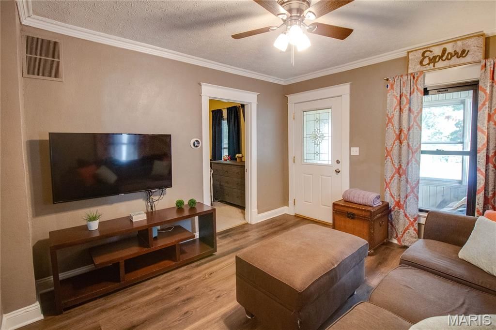 Image 8 of property listing at 215 10th Street, Wood River, IL 62095