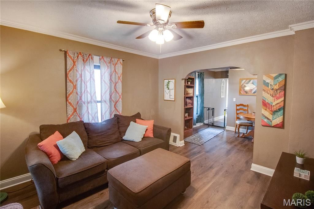 Image 9 of property listing at 215 10th Street, Wood River, IL 62095