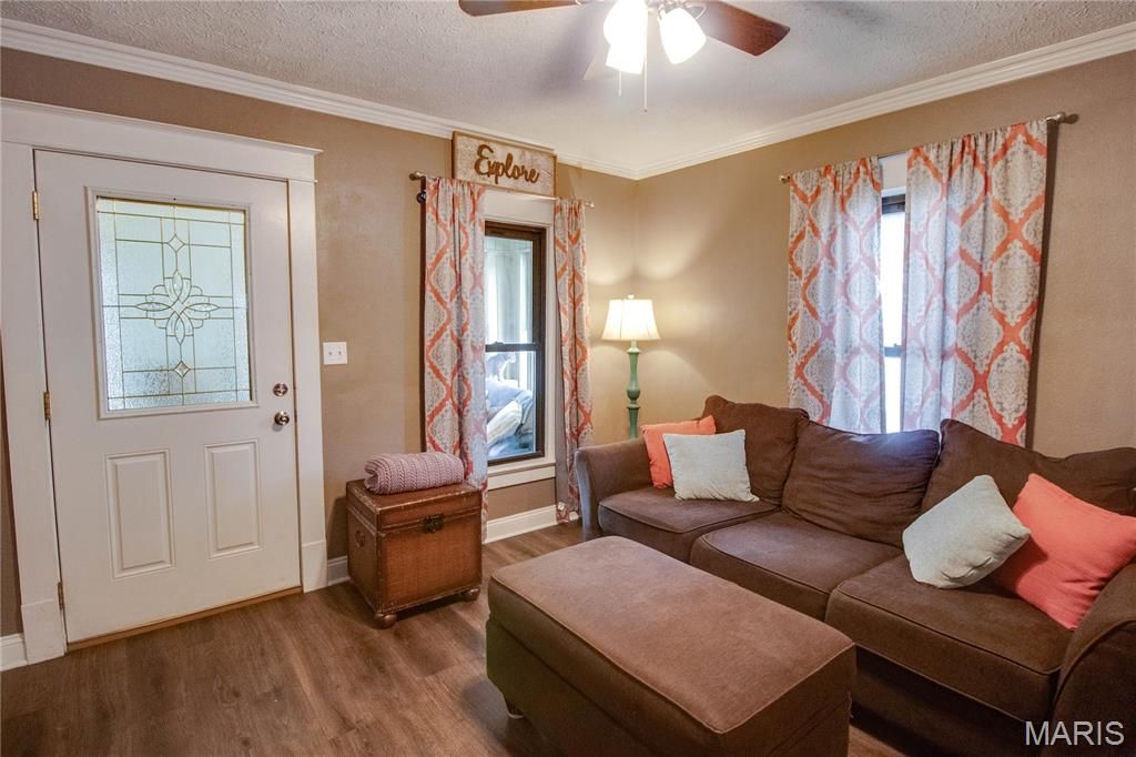 Image 10 of property listing at 215 10th Street, Wood River, IL 62095