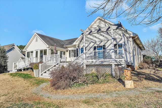 395 Chestnut Creek DR, Hardy, VA 24101