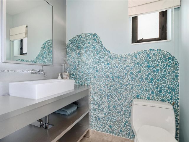 21151 NE 22nd Ct, Miami, FL 33180