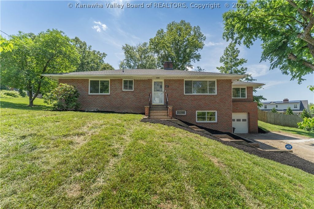 827 Hughes Drive, St Albans, WV 25177
