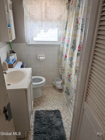 18 Lawnwood Avenue, Schenectady, NY 12304