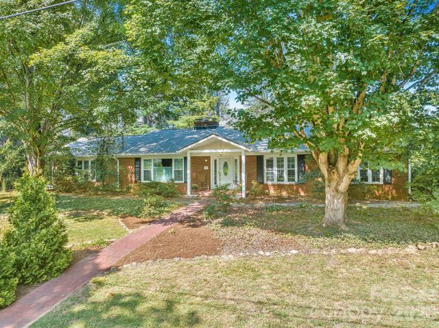 1 Pheasant Ridge Drive, Asheville, NC 28804