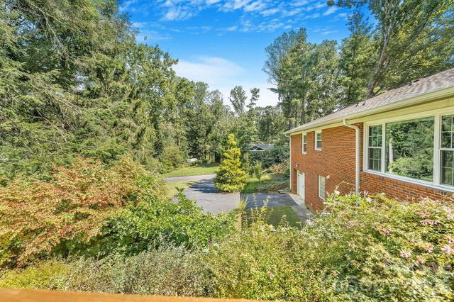 1 Pheasant Ridge Drive, Asheville, NC 28804