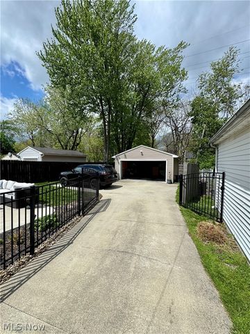 18810 Sloane Avenue, Lakewood, OH 44107