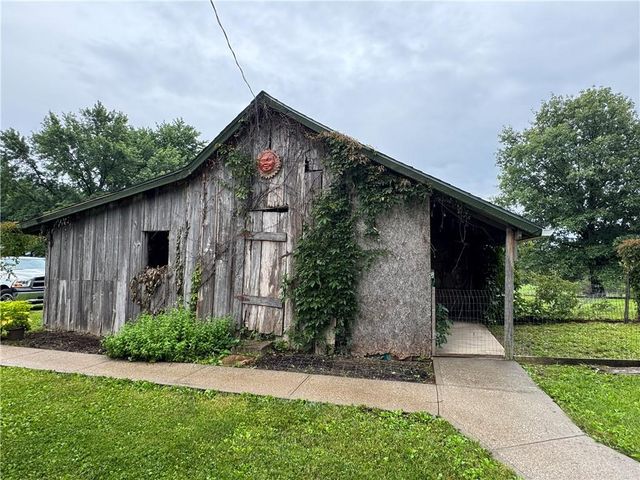 16985 SMITH Road, Smithville, MO 64089
