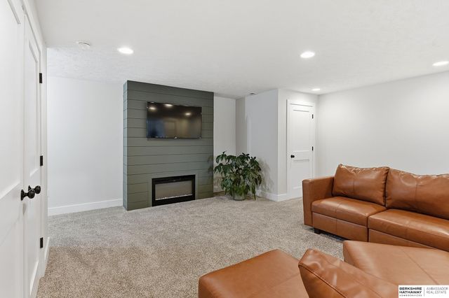 12111 S 209th Street, Gretna, NE 68028