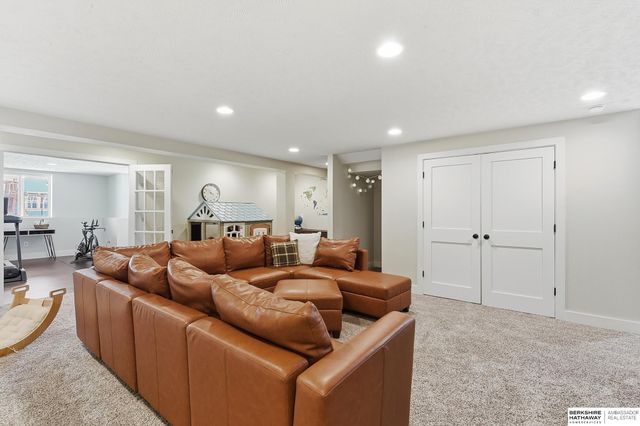 12111 S 209th Street, Gretna, NE 68028