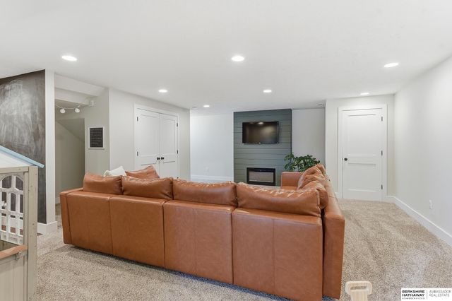 12111 S 209th Street, Gretna, NE 68028