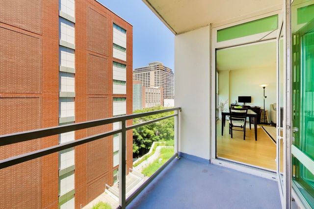 1570 Elmwood Avenue 909, Evanston, IL 60201
