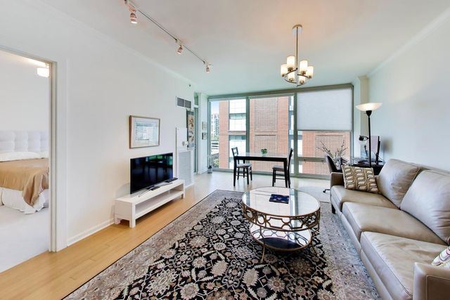 1570 Elmwood Avenue 909, Evanston, IL 60201