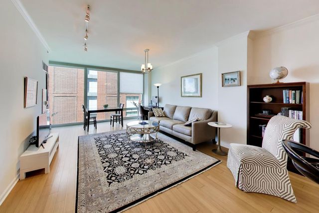1570 Elmwood Avenue 909, Evanston, IL 60201