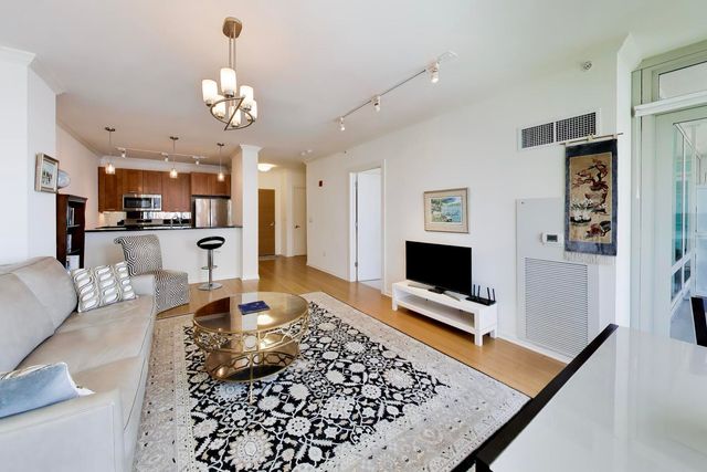 1570 Elmwood Avenue 909, Evanston, IL 60201