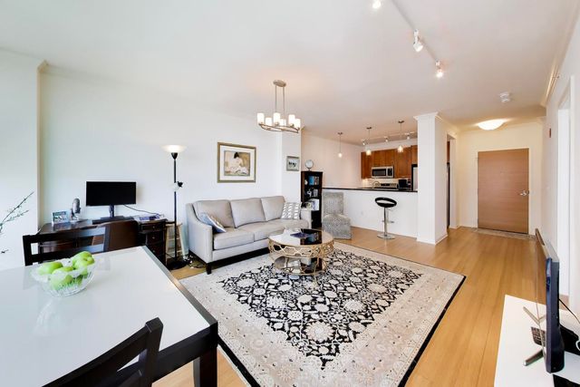 1570 Elmwood Avenue 909, Evanston, IL 60201