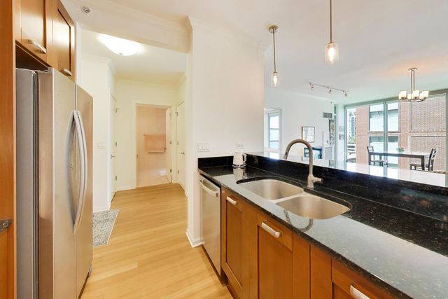 1570 Elmwood Avenue 909, Evanston, IL 60201