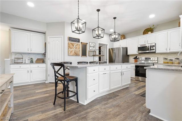 27212 Perry Circle, Olmsted Twp, OH 44138
