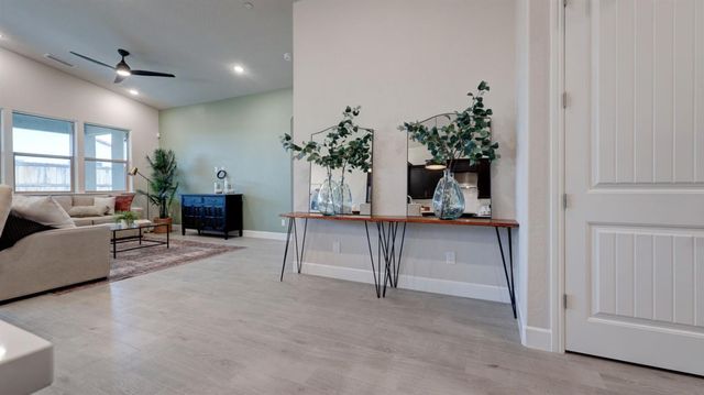 935 Talus Way S, Madera, CA 93636