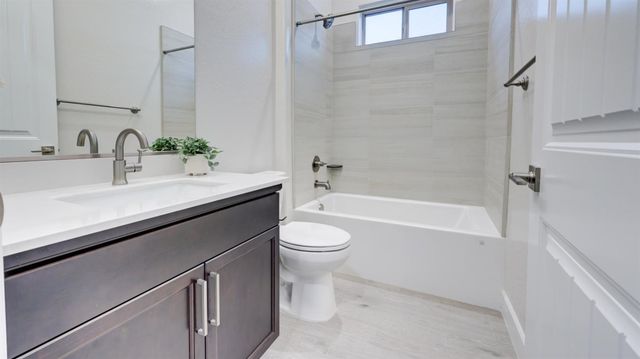 935 Talus Way S, Madera, CA 93636