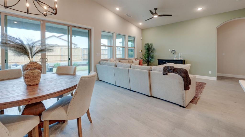 Image 11 of property listing at 935 Talus Way S, Madera, CA 93636