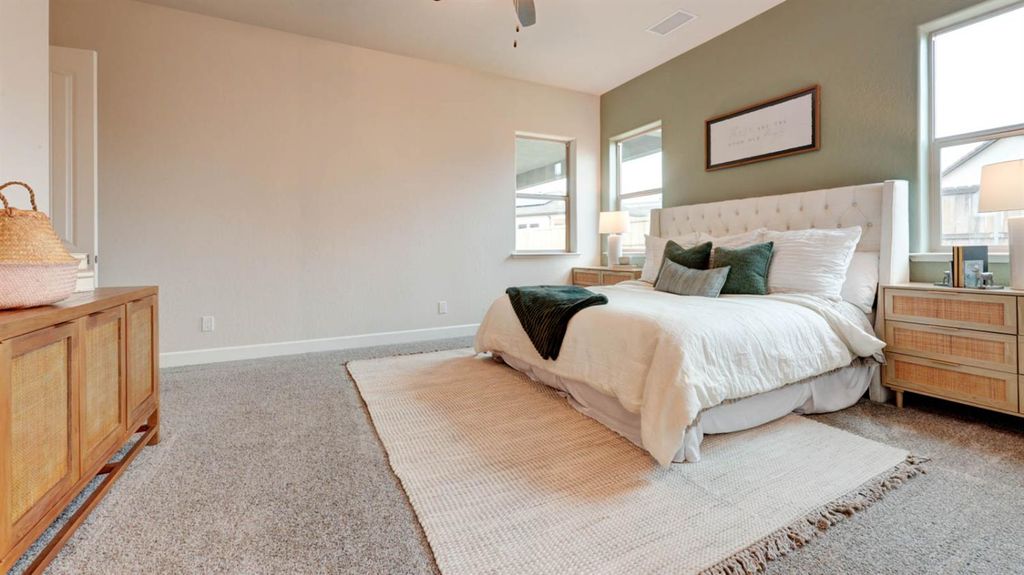 Image 14 of property listing at 935 Talus Way S, Madera, CA 93636