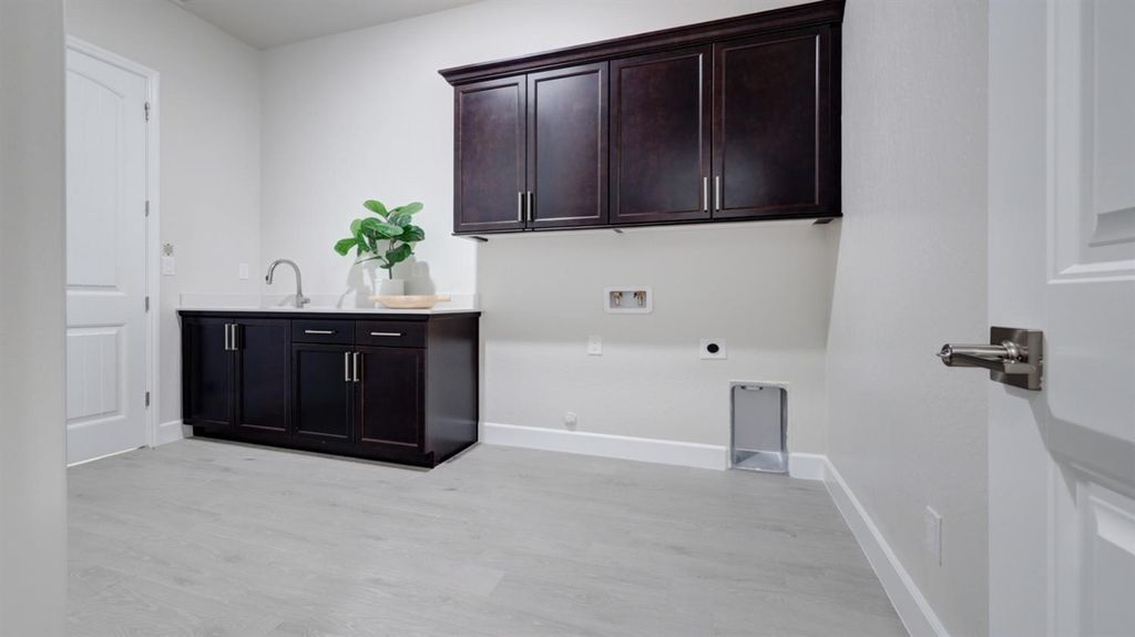 Image 20 of property listing at 935 Talus Way S, Madera, CA 93636