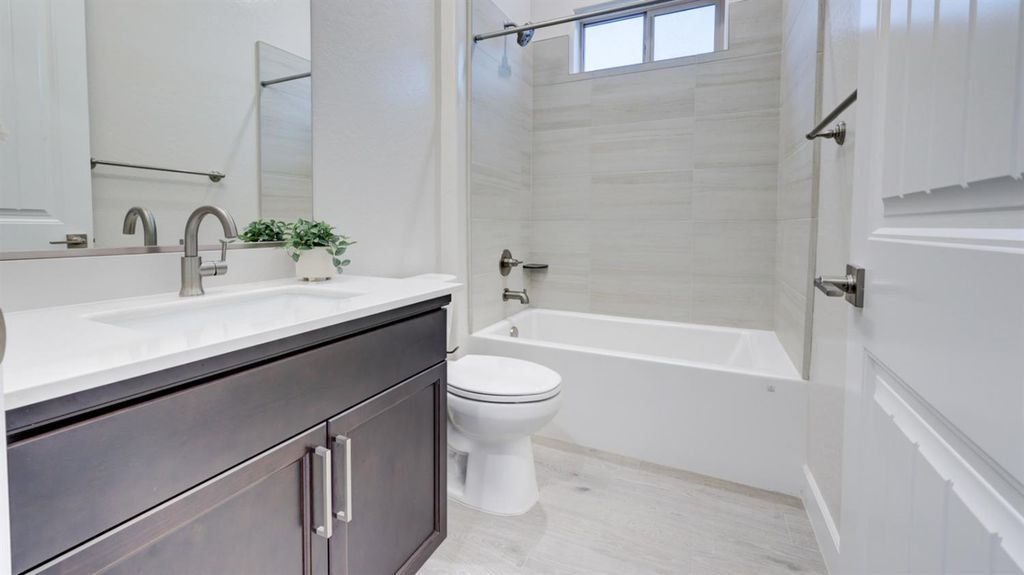 Image 23 of property listing at 935 Talus Way S, Madera, CA 93636