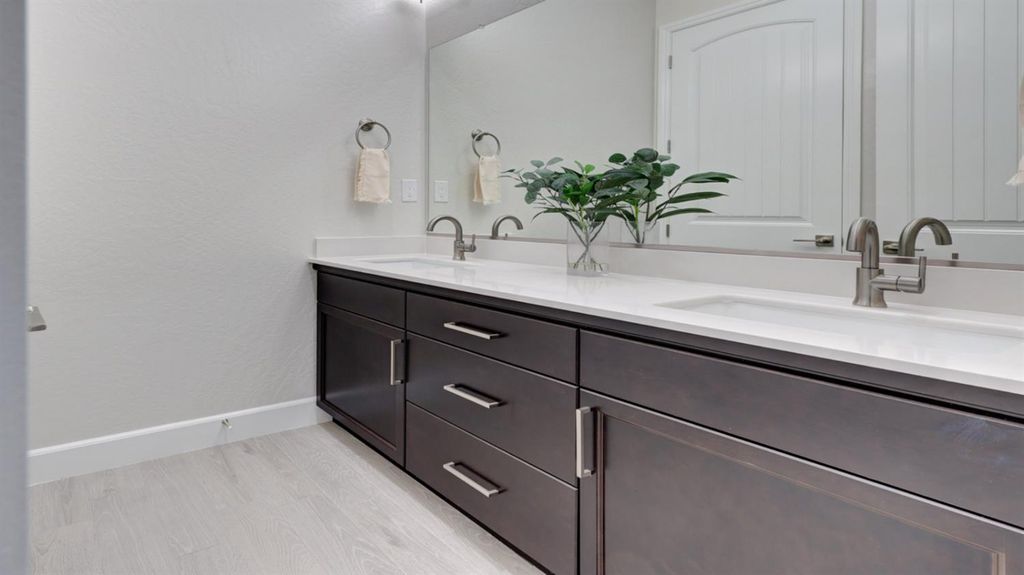 Image 25 of property listing at 935 Talus Way S, Madera, CA 93636