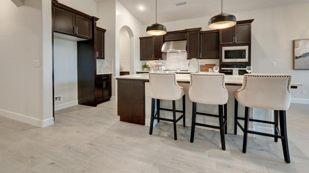 Image 3 of property listing at 935 Talus Way S, Madera, CA 93636