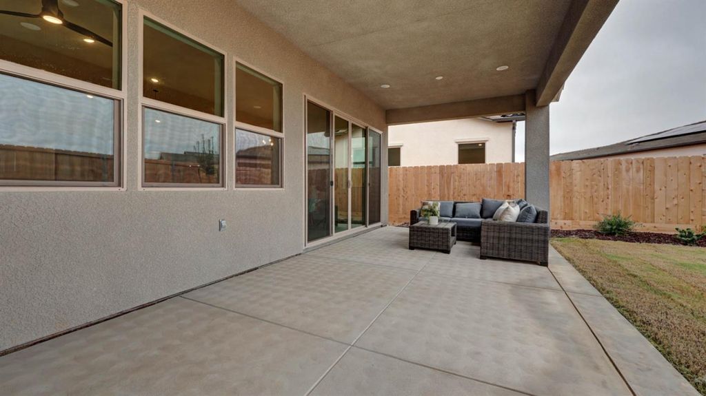 Image 32 of property listing at 935 Talus Way S, Madera, CA 93636